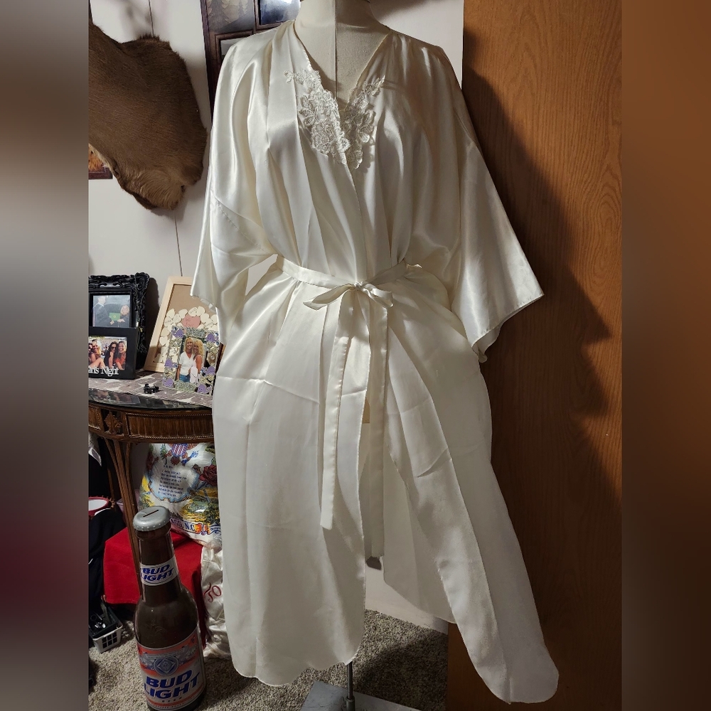 WHITE SATIN ROBE - Picture 2 of 7